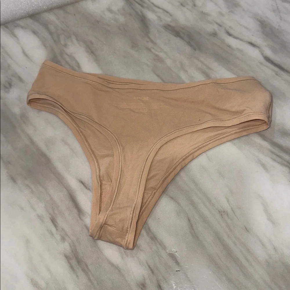 SKIMS Tan every day sculpting bralette size xxs and skims thong size smashes